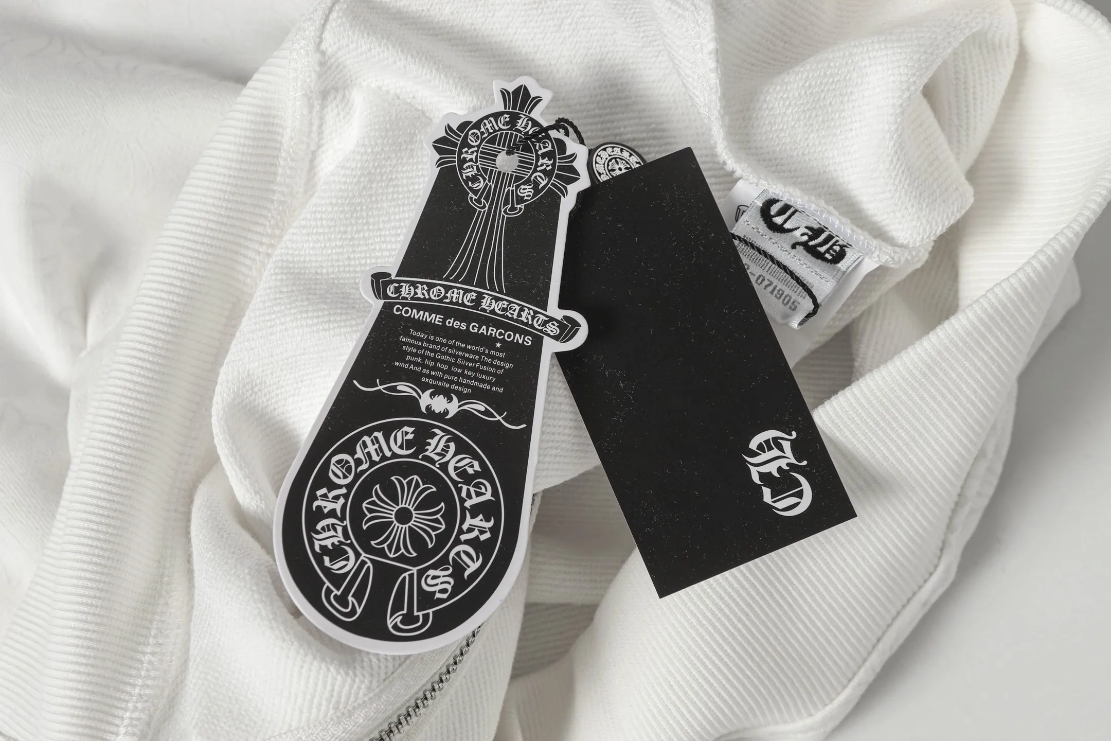 P300 cross-border model, please do not place an order if you are pursuing quality - Chrome Hearts/Chrome Hearts Sanskrit Dark Pattern Horseshoe Sanskrit Cross ✝️ Printed Zipper Sweater Cardigan Jacket - High weight, high density and high quality. The wool is soft, delicate and skin-friendly. It feels soft and silky. It has excellent warmth and skin-friendly properties. - Custom-woven and custom-dyed, no color difference. No matter the fabric or workmanship details, it beats the ordinary version on the market. - Hardware zipper accessories are all customized and full of details. -Colour: Black White Blue -Size: S M L XL